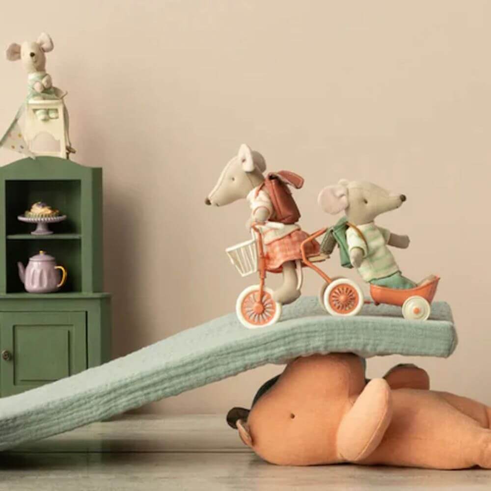 Maileg - Tricycle Trailer Mouse Coral